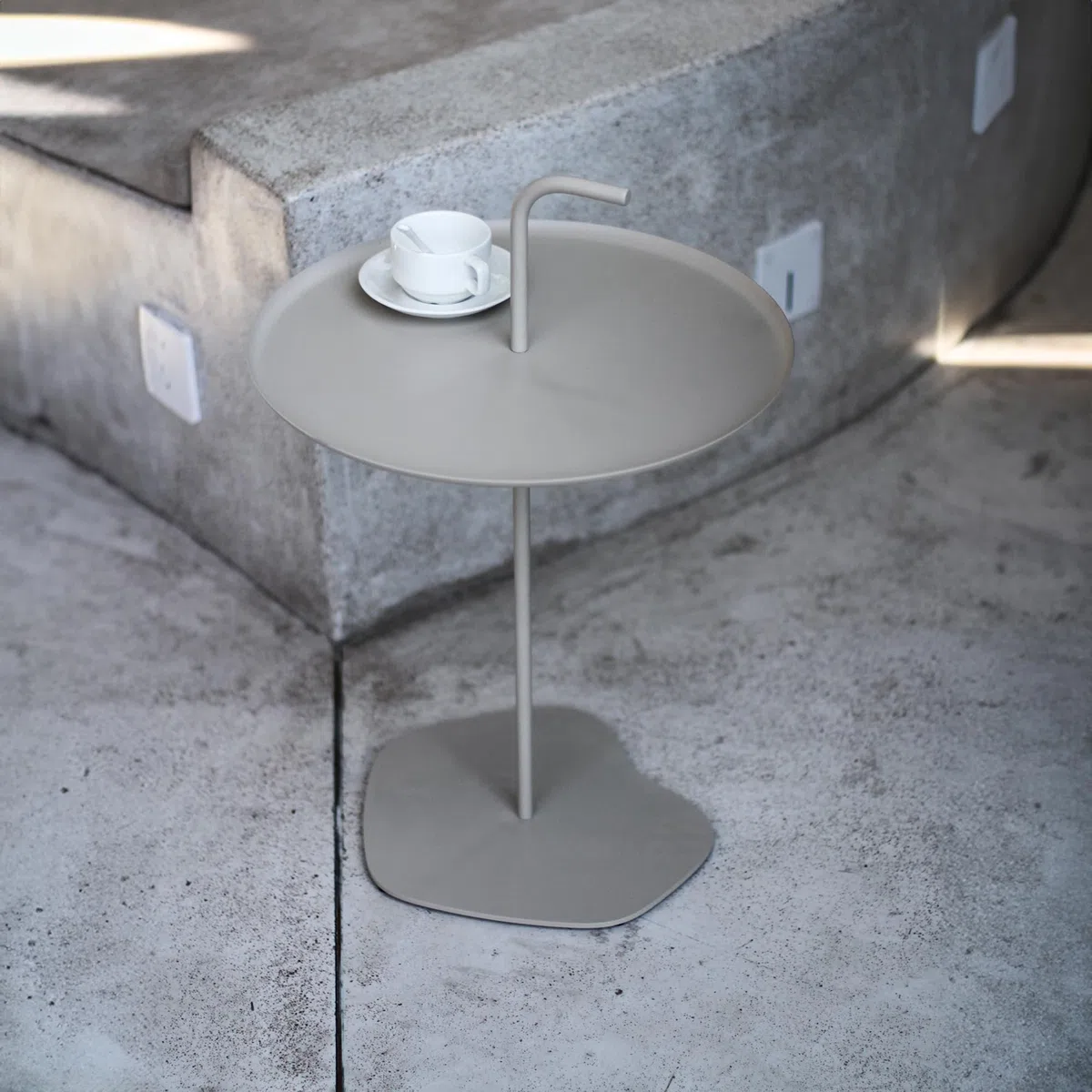 casa.pro Tavolino da Giardino con Manico Tavolo da Caffè con Piano Rotondo da Interno, Esterno per Balcone Terrazza Patio Salotto (AxØ) 57x38 cm in Acciaio - Colore Champagne