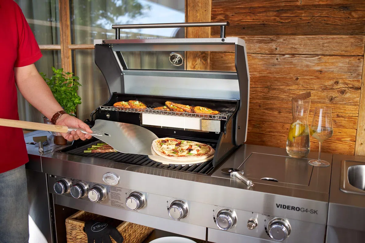 RÖSLE Set per pizza al barbecue con 3 accessori inclusi, pietra refrattaria, pala per infornare la pizza e coltello per pizze e focacce, per preparare una pizza croccante come con il forno a legna